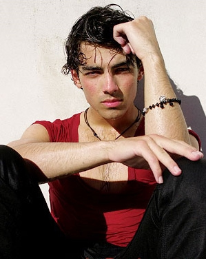 مجموعة كبيرة ومنوعة من صور جو جوناس  SEXY-joe-jonas-6310149-299-376