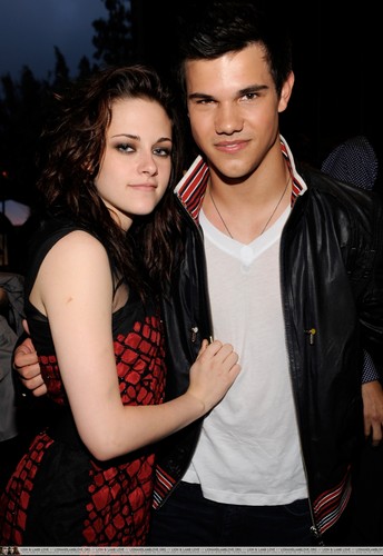  أكبر موسوعه صور ل taylor launter بطل سلسله أفلام twilight  2009-MTV-Movie-Awards-Backstage-Audience-twilight-series-6496751-344-500