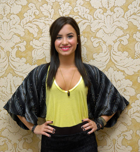 Demi Lovato ' imzaLık koo$.. (: ( Aktif + ) Demi-demi-lovato-6739182-460-500