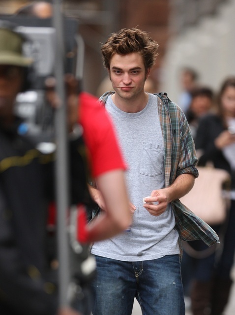 Robert Pattinson <3 Rob-On-Set-Of-Remeber-Me-robert-pattinson-6709638-478-640