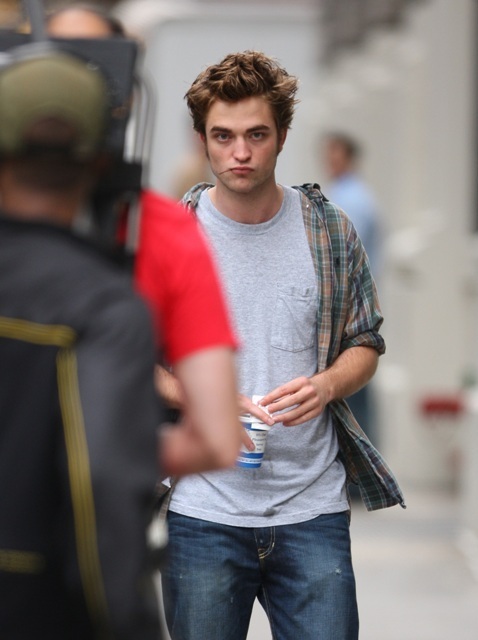 Robert Pattinson <3 Rob-On-Set-Of-Remeber-Me-robert-pattinson-6709641-478-640