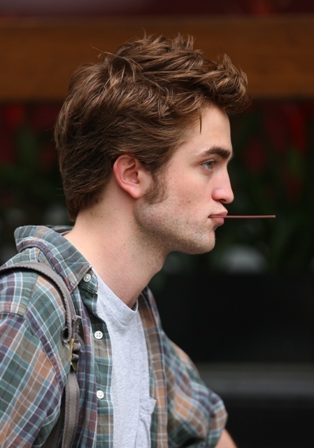 Robert Pattinson <3 Rob-On-Set-Of-Remeber-Me-robert-pattinson-6709649-449-640