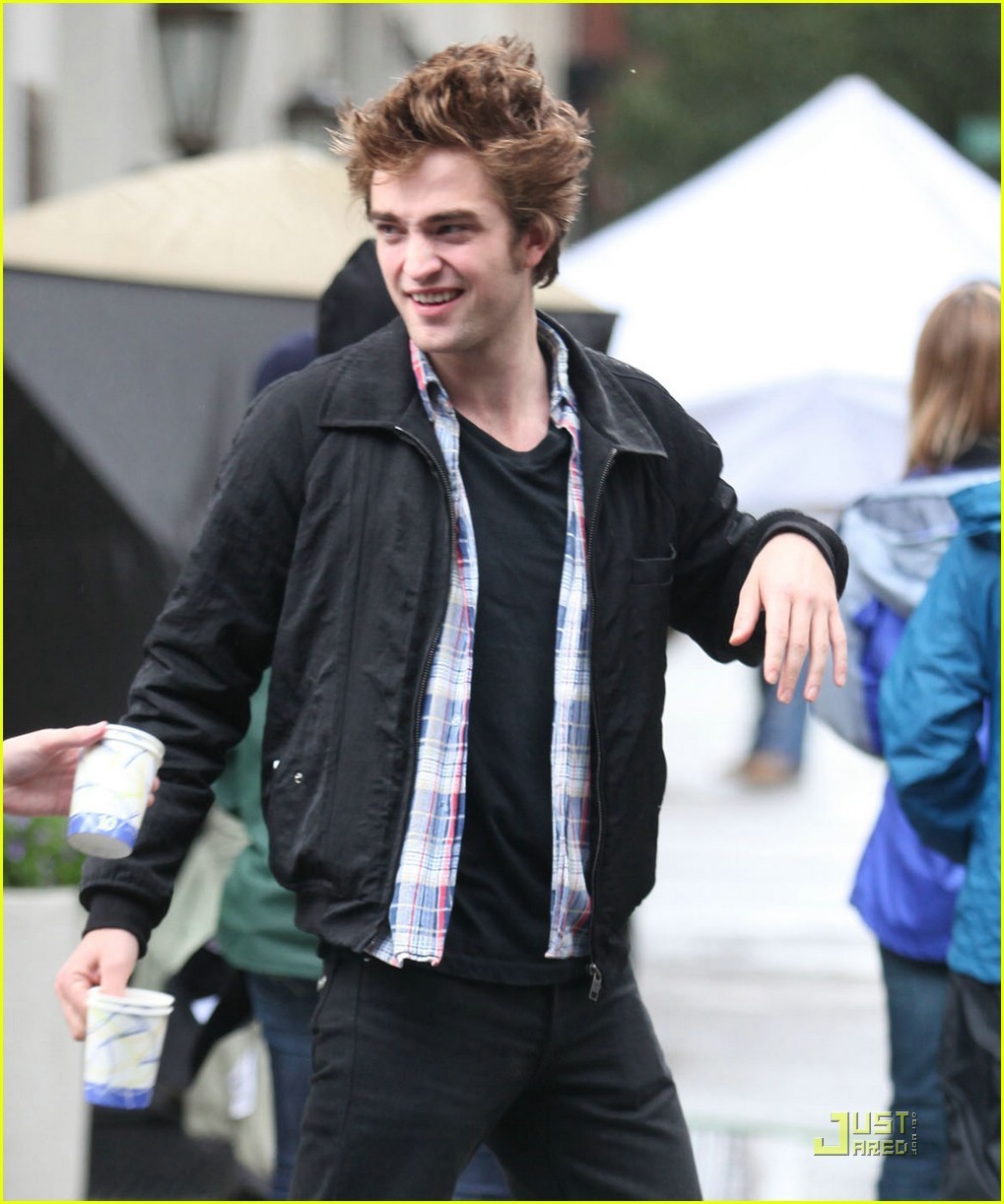 Robert Pattinson <3 Rob-on-the-set-of-Remember-Me-robert-pattinson-6709863-1019-1222