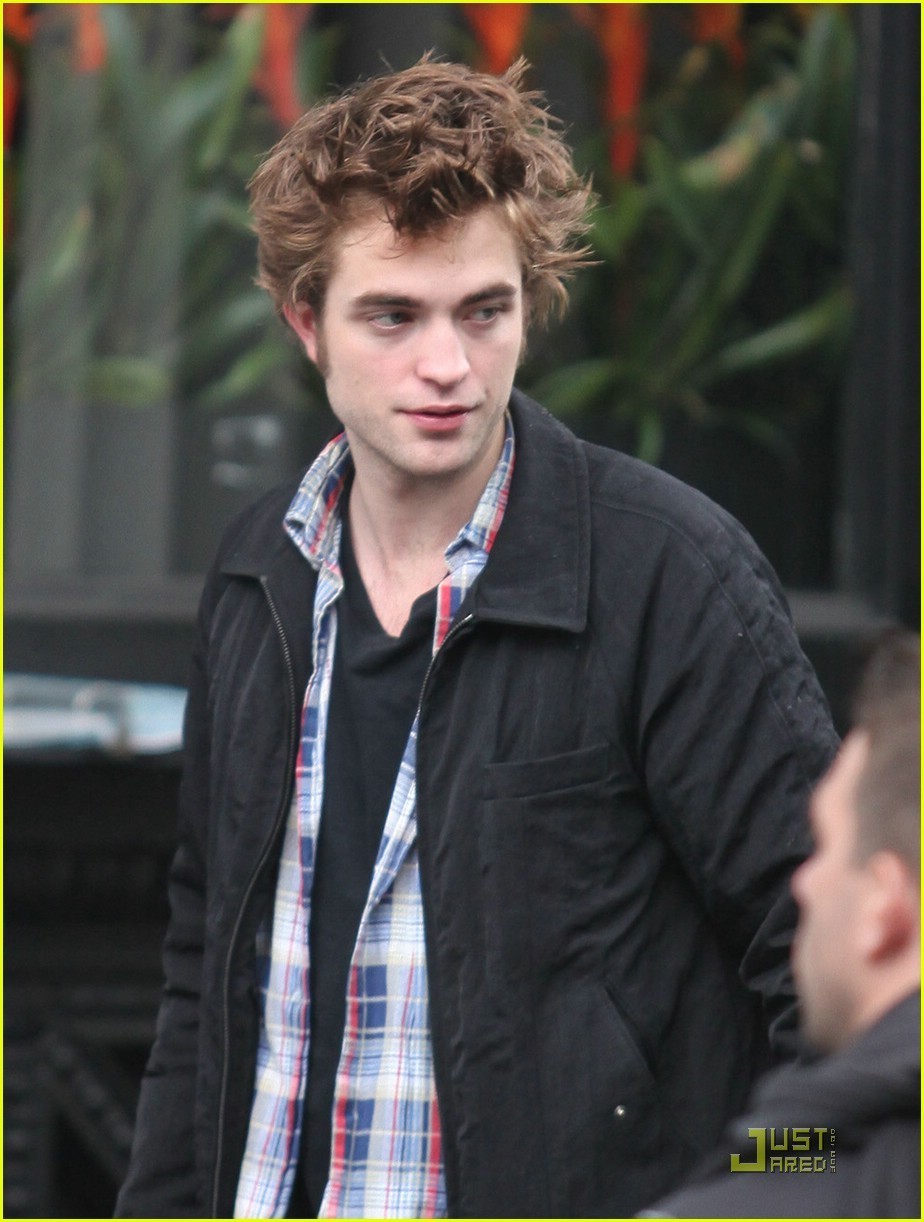 Robert Pattinson <3 Rob-on-the-set-of-Remember-Me-robert-pattinson-6709877-924-1222