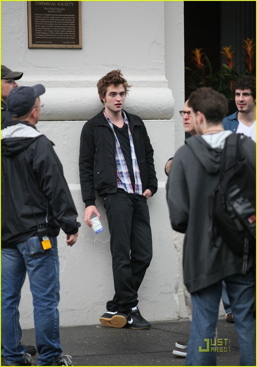 Robert Pattinson <3 Rob-on-the-set-of-Remember-Me-robert-pattinson-6709890-855-1222