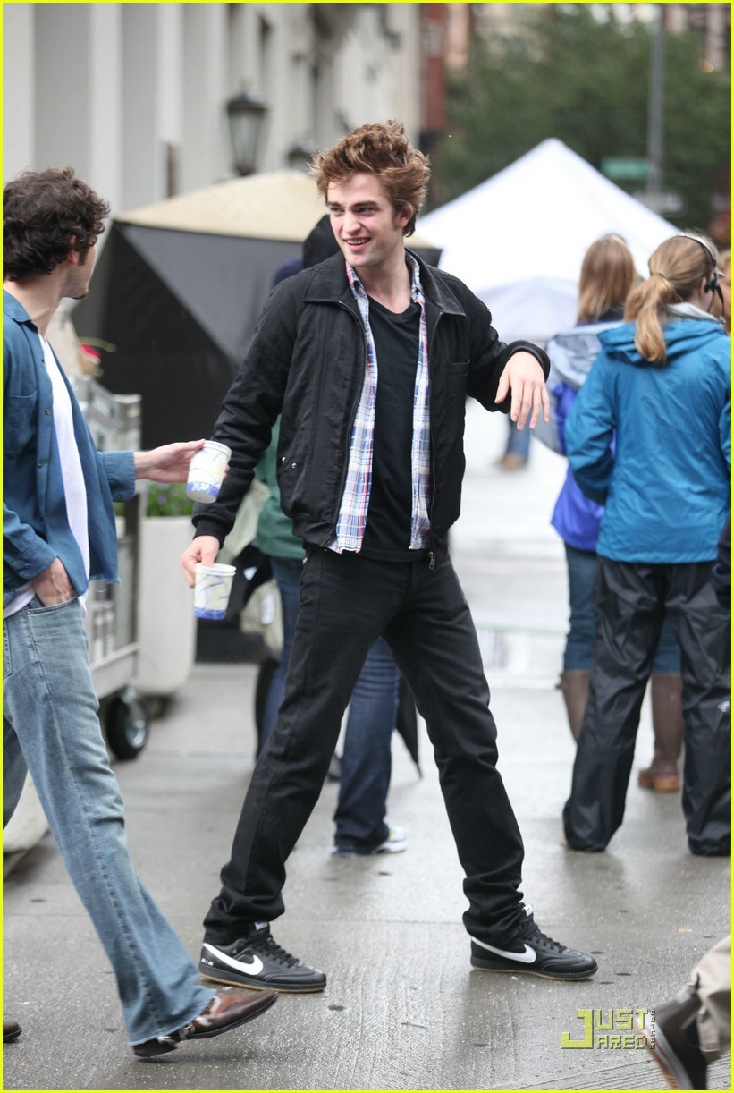 Robert Pattinson <3 Rob-on-the-set-of-Remember-Me-robert-pattinson-6709903-821-1222