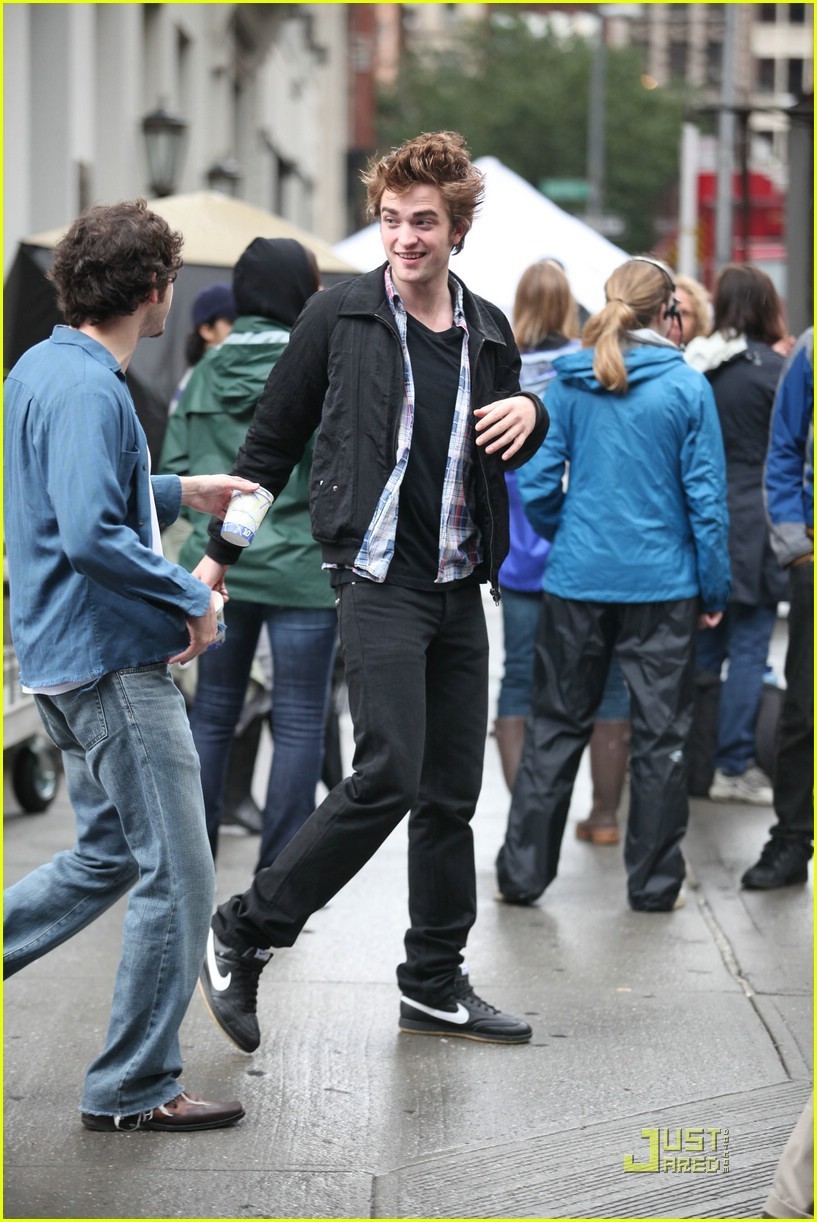 Robert Pattinson <3 Rob-on-the-set-of-Remember-Me-robert-pattinson-6709906-817-1222