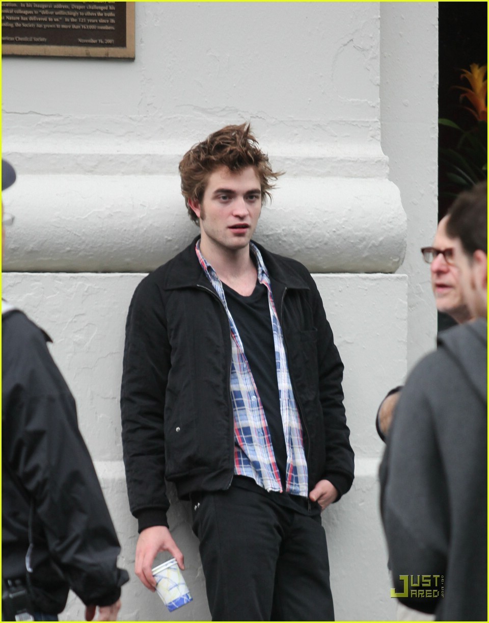 Robert Pattinson <3 Rob-on-the-set-of-Remember-Me-robert-pattinson-6709915-960-1222