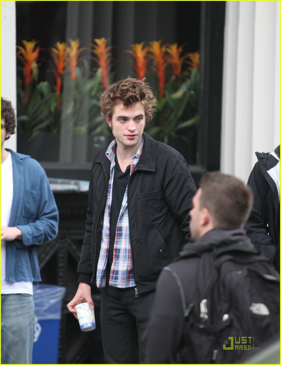 Robert Pattinson <3 Rob-on-the-set-of-Remember-Me-robert-pattinson-6709920-939-1222