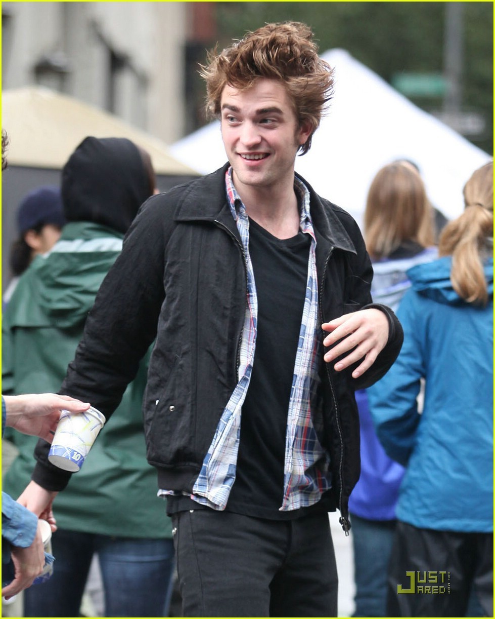 Robert Pattinson <3 Rob-on-the-set-of-Remember-Me-robert-pattinson-6709926-979-1222