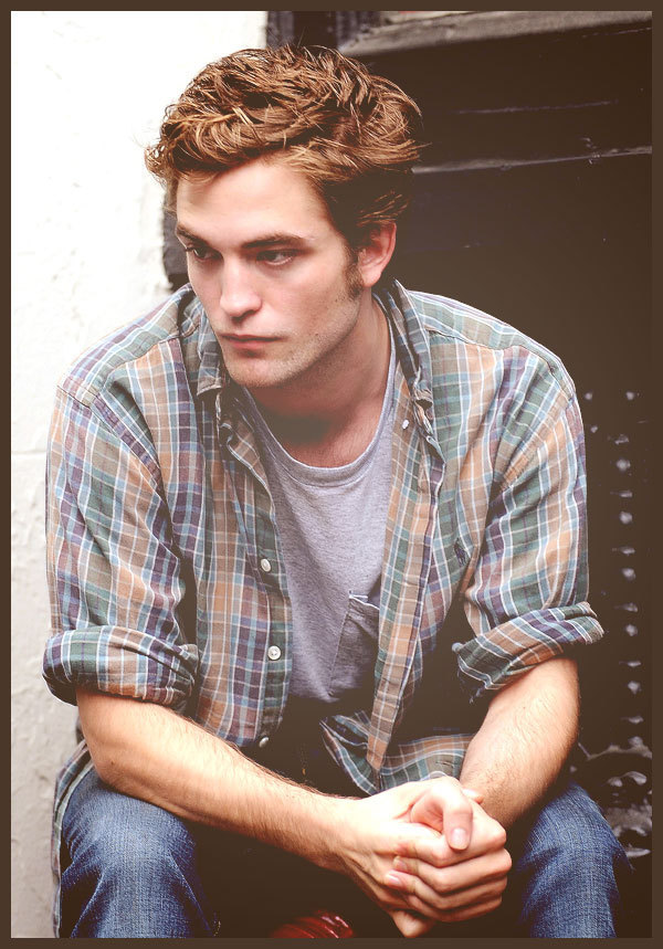 Robert Pattinson <3 Robert-Remember-Me-Picspam-robert-pattinson-6727595-600-859