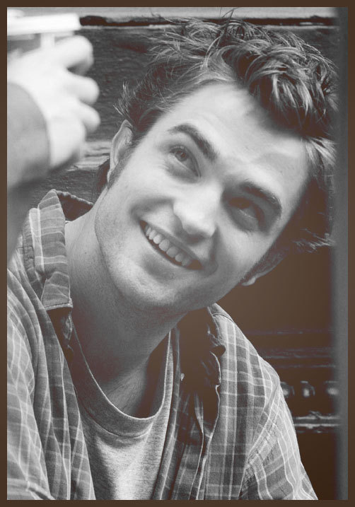 Robert Pattinson <3 Robert-Remember-Me-Picspam-robert-pattinson-6727596-502-717