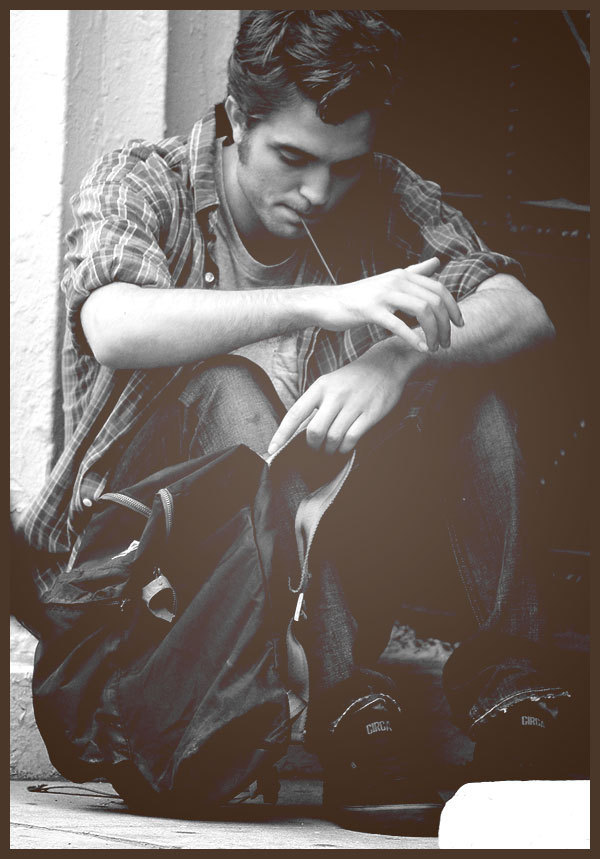 Robert Pattinson <3 Robert-Remember-Me-Picspam-robert-pattinson-6727598-600-859