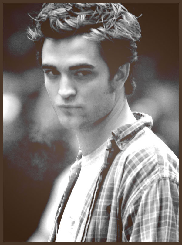 Robert Pattinson <3 Robert-Remember-Me-Picspam-robert-pattinson-6727604-600-807