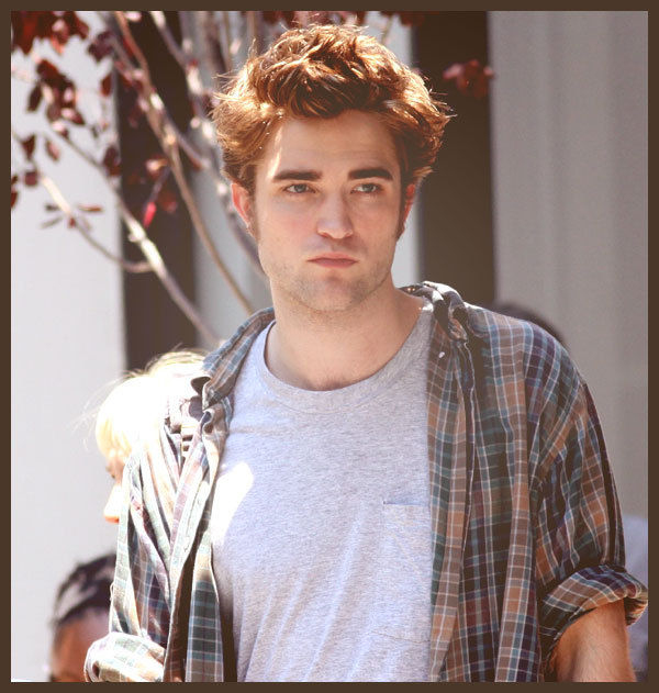 Robert Pattinson <3 Robert-Remember-Me-Picspam-robert-pattinson-6727606-600-631