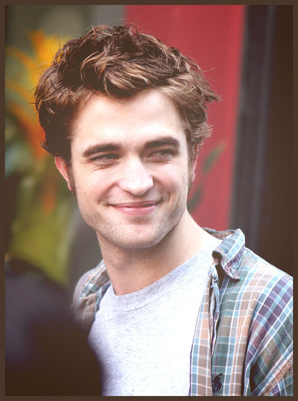 Robert Pattinson <3 Robert-Remember-Me-Picspam-robert-pattinson-6727608-600-807