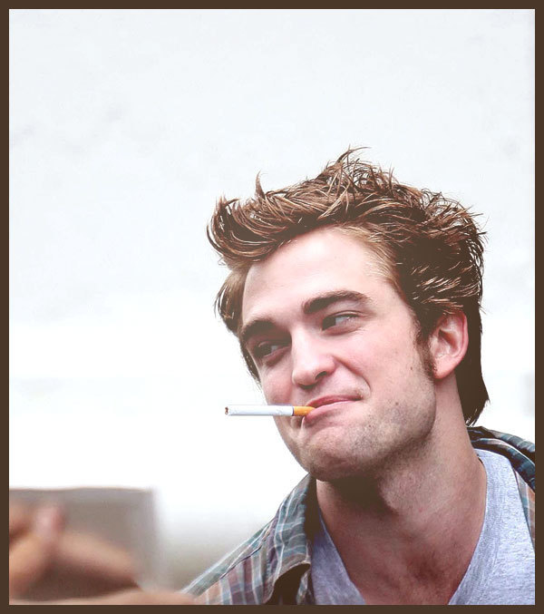 Robert Pattinson <3 Robert-Remember-Me-Picspam-robert-pattinson-6727613-600-677