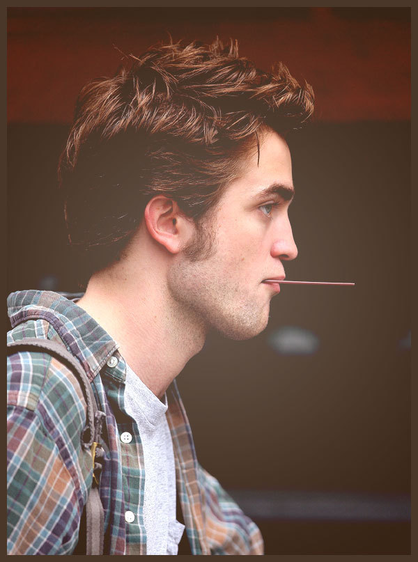 Robert Pattinson <3 Robert-Remember-Me-Picspam-robert-pattinson-6727614-600-807