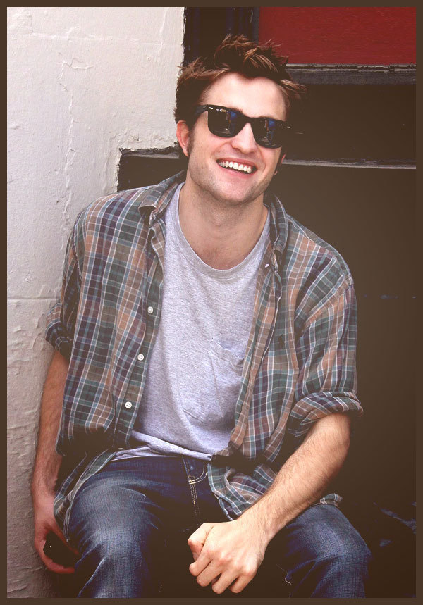 Robert Pattinson <3 Robert-Remember-Me-Picspam-robert-pattinson-6727615-600-859