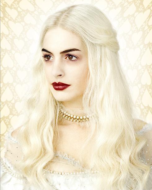 Luz en la obscuridad The-White-Queen-Played-By-Anne-Hathaway-OFFICIAL-alice-in-wonderland-2009-6794237-490-611