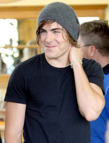 Daniel M. Valantine Zac-efron-make-a-wish-foundation-zac-efron-6709922-384-500