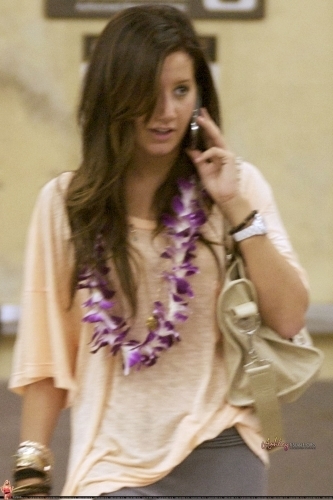 Ashley in Hawaii-July 2009 - Page 3 Ashley-arrives-in-Hawaii-ashley-tisdale-6955094-333-500