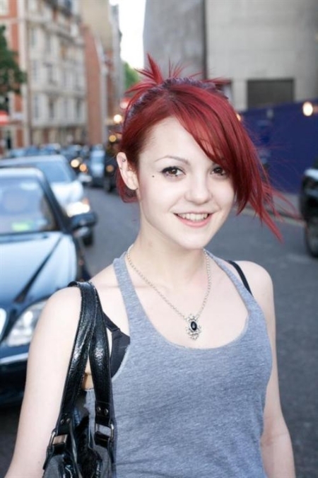 Ficha de Emily Kathryn-Prescott-Met-Bar-skins-6961607-450-676