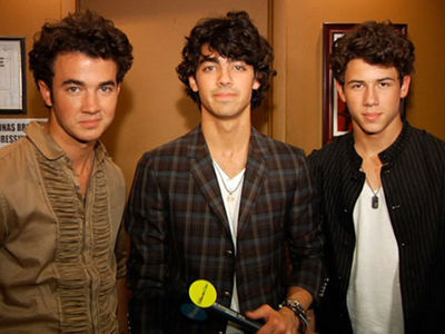 Снимки на бандата Jonas-Brothers-the-jonas-brothers-7025093-400-300