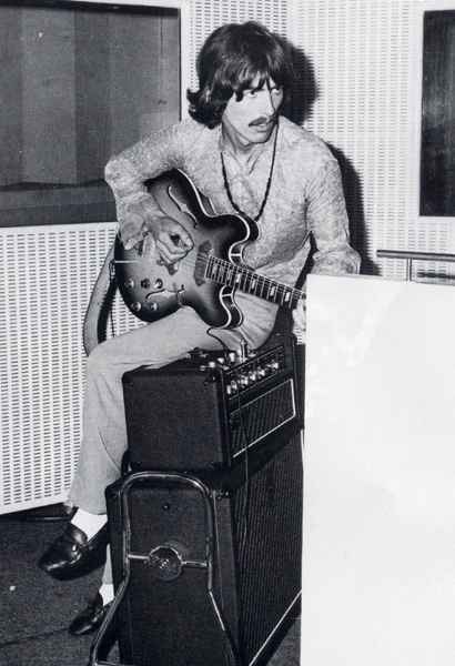 fotos - Fotos de sus Artistas Favoritos George-Harrison-and-his-Epiphone-Casino-the-beatles-7119354-410-600