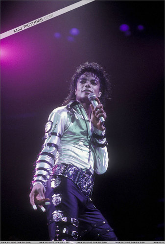 Immagini era "BAD" - Pagina 36 MJ-Bad-World-Tour-michael-jackson-7106622-337-500