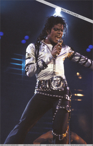 Immagini era "BAD" - Pagina 36 MJ-Bad-World-Tour-michael-jackson-7106804-318-500