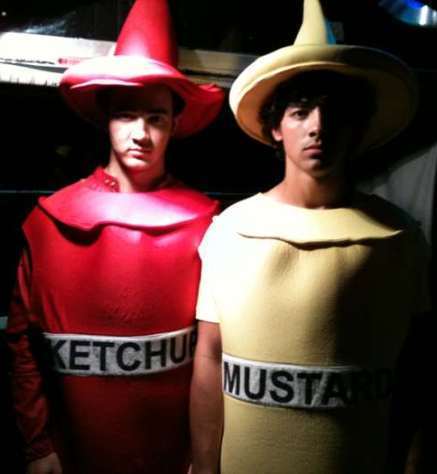 صور ل كيفن و جو جوناس Kevin-Joe-Ketchup-Mustard-the-jonas-brothers-7235350-437-474