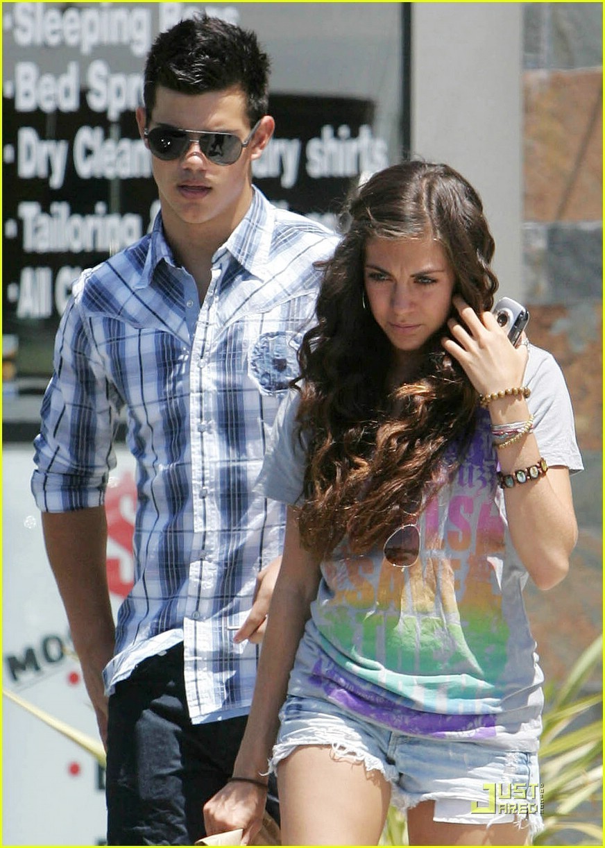 Cikis képek Taylor-Lautner-Sara-Hicks-July-22-2009-taylor-lautner-7246837-872-1222