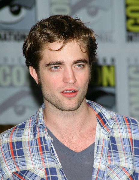 Comic-Con: New Moon Handsome-robert-comic-con-twilight-series-7259349-463-600