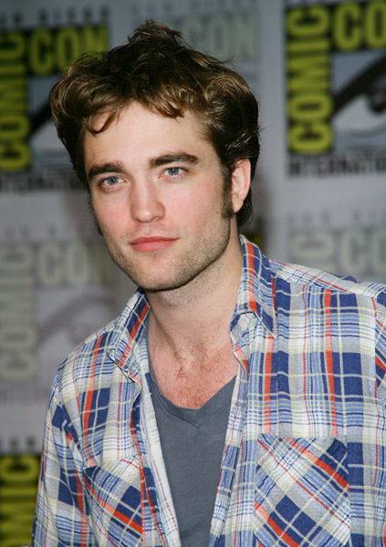 Comic-Con: New Moon Handsome-robert-twilight-series-7259331-423-600