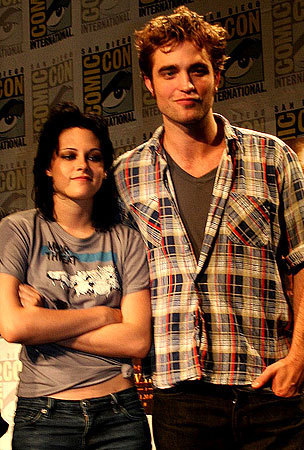 Comic-Con: New Moon Rob-and-krist-The-New-Moon-threesome-at-the-SDCC-press-conference-twilight-series-7258565-304-450