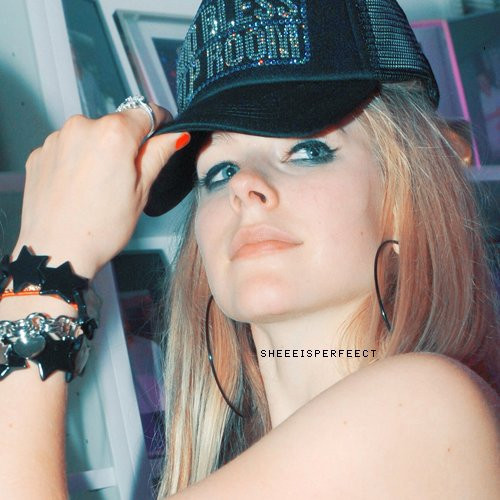 avril lavigne pix so c00000000lا.......رجو  التثبت Avril-avril-lavigne-7479796-500-500