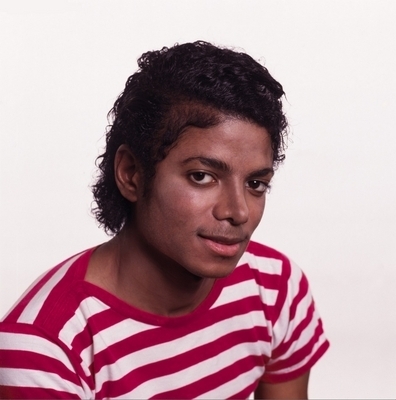 Vos photos favorites de Michael - Page 10 MJ-3-michael-jackson-7439636-396-400