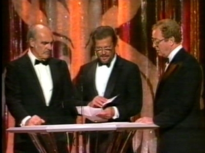 Los Bonds sean unidos Michael-Caine-Sean-Connery-and-Roger-Moore-Presenting-at-Academy-Awards-michael-caine-7455241-400-298