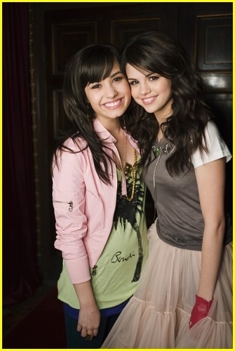 صور وفديوهان لسيلينا جومز Sweeeeet-bffs-selena-gomez-7440991-335-500