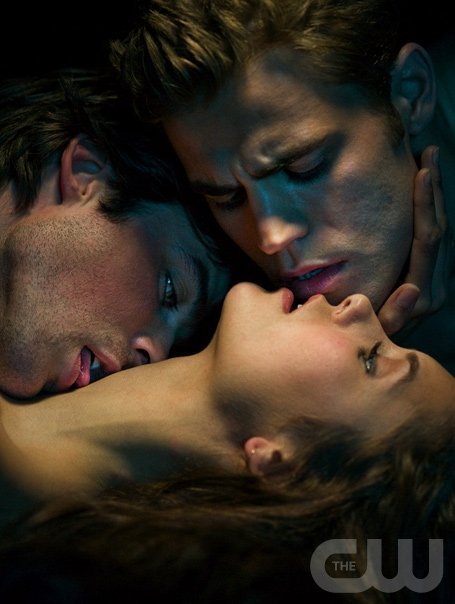 Juste pour se "rincer l'oeil" ! Damon-Elena-Stefan-the-vampire-diaries-7533794-455-604