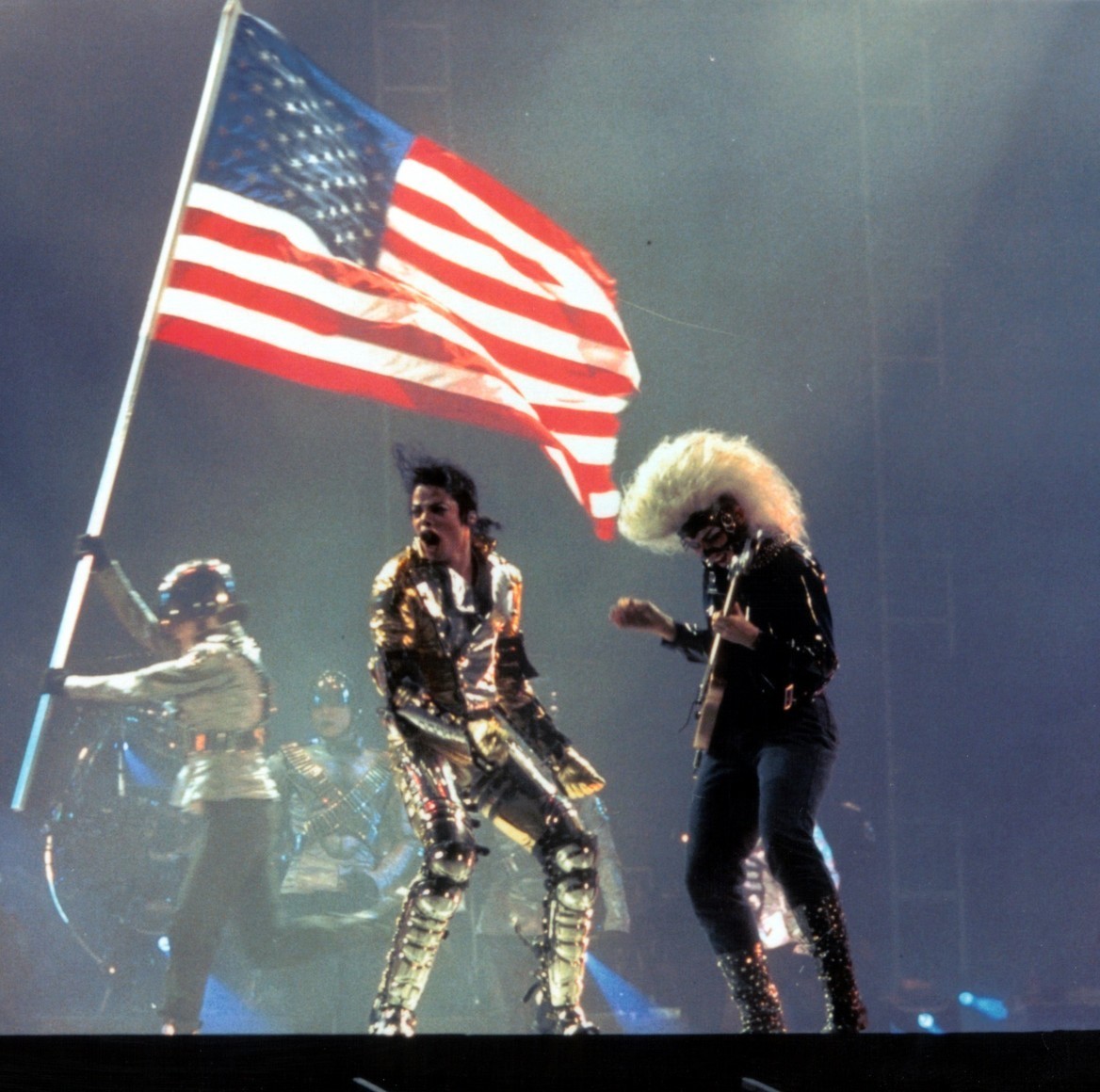 صور من حفلة history History-Tour-on-stage-michael-jackson-7594195-1168-1160