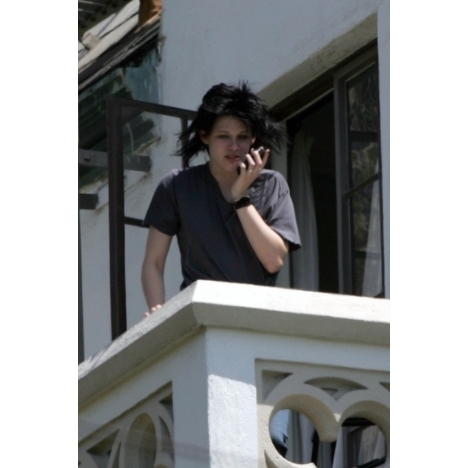 Robert Pattinson and Kristen Stewart Balkonda 11/08/09 Robert-Pattinson-and-Kristen-Stewart-balcony-pics-twilight-series-7599099-468-468