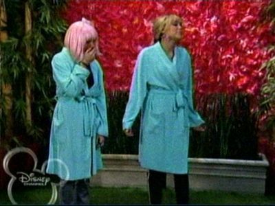 Hannah Montana (2) - Sayfa 23 3-21-For-Give-A-Little-Bit-emily-osment-7786024-400-300