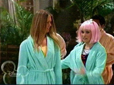 Hannah Montana (2) - Sayfa 23 3-21-For-Give-A-Little-Bit-emily-osment-7786052-400-300