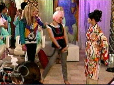 Hannah Montana (2) - Sayfa 23 3-21-For-Give-A-Little-Bit-emily-osment-7786078-400-300