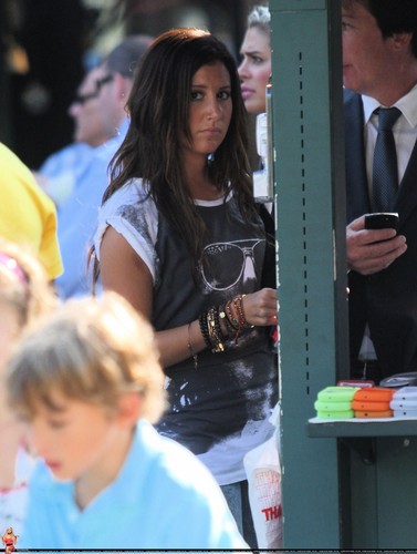 Ashley shopping for cell phone accessories in Hollywood - August 17 Ashley-ashley-tisdale-7732571-377-500