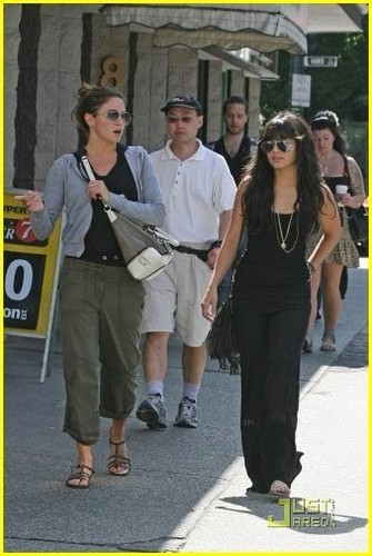 Vanessa Hudgens & Nikki Reed: Vancouver Vixens 18/08/09 Vanessa-Hudgens-Elizabeth-Reaser-Nikki-Reed-Vancouver-Vixens-twilight-series-7734977-335-500