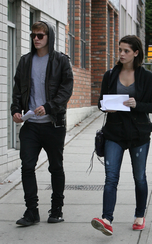 Xavier Samuel Ashley-Greene-and-Xavier-Samuel-out-in-Vancouver-August-25-eclipse-movie-7862734-500-800