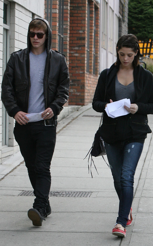 Xavier Samuel Ashley-Greene-and-Xavier-Samuel-out-in-Vancouver-August-25-eclipse-movie-7862818-500-800